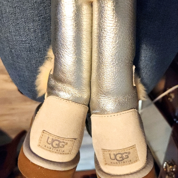 Authentic UGG sz 6 - Picture 2 of 8